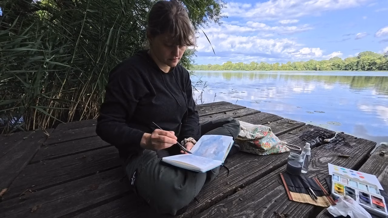 Kreative entspannung in der Natur Julia von Seienswert malt ein Bid am See mit Aquarellfarben